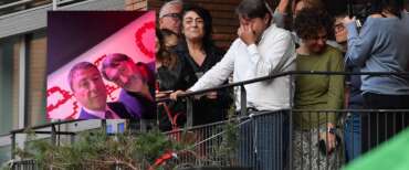 Italo Bocchino nella redazione di “Report” per abbracciare Ranucci: “Amici pur su posizioni opposte”