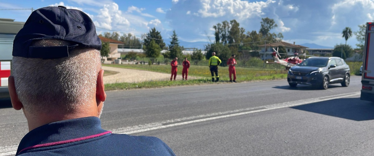 Tragedia a Sabaudia: precipita aereo militare, morti i piloti. Il cordoglio di Meloni. Crosetto: «Cieli blu, Simone e Lorenzo»