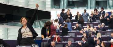 Ilaria Salis si salva ancora una volta per un voto ed esulta col pugno chiuso. Procaccini: “Vergogna. Un voto che legittima la violenza politica”