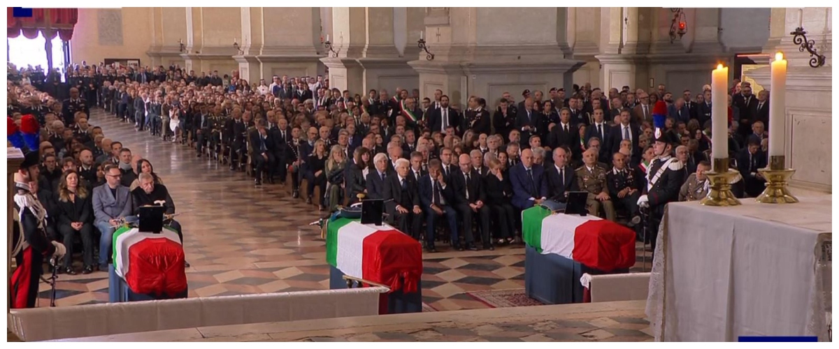 Sgomento ai funerali dei tre carabinieri eroi, l’omelia: “Hanno servito la Patria con amore”. La commozione di Mattarella e Meloni Sgomento ai funerali dei tre carabinieri eroi, l’omelia: “Hanno servito la Patria con amore”. La commozione di Mattarella e Meloni