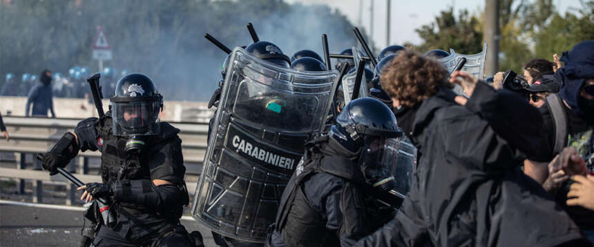 Sciopero Pro Pal festeggiato con petardi e bombe carta alla polizia: la “flotilla a piedi” blocca treni e tangenziali