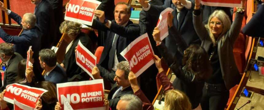 Solita sceneggiata delle sinistre che urlano alla dittatura: Conte e Schlein con l’elmetto. La riforma brucia… Solita sceneggiata delle sinistre che urlano alla dittatura: Conte e Schlein con l’elmetto. La riforma brucia…