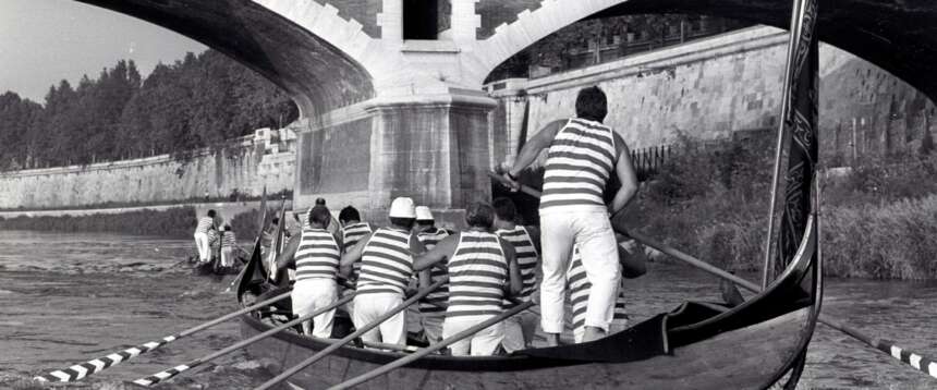 Venezia a Roma, due gondole solcano le acque del Tevere per unire simbolicamente le due città Venezia a Roma, due gondole solcano le acque del Tevere per unire simbolicamente le due città