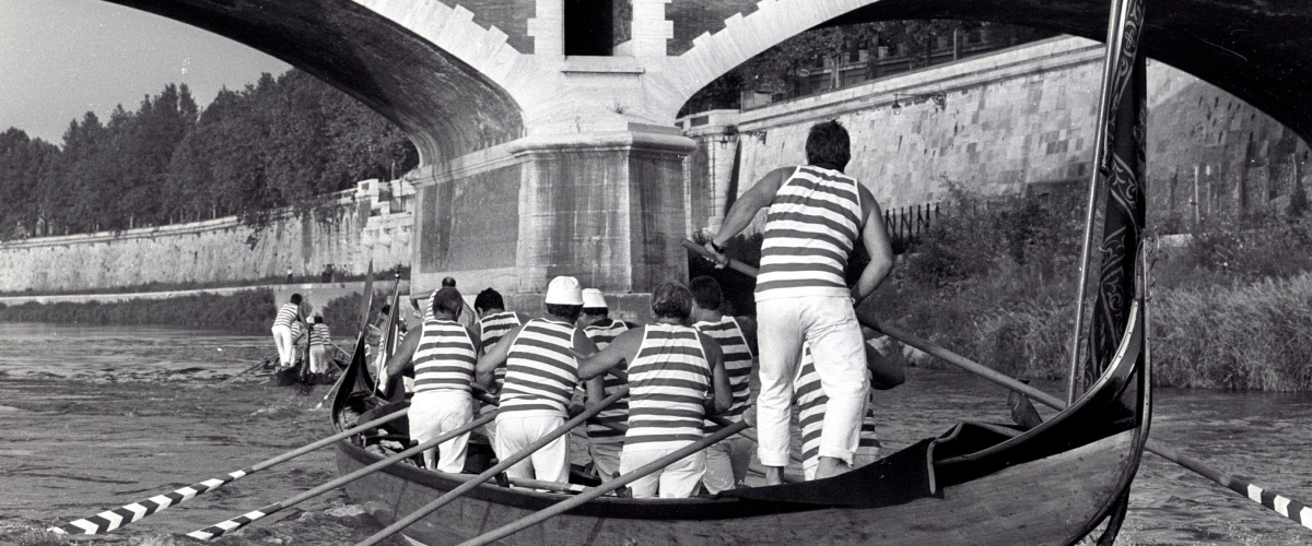 Venezia a Roma, due gondole solcano le acque del Tevere per unire simbolicamente le due città