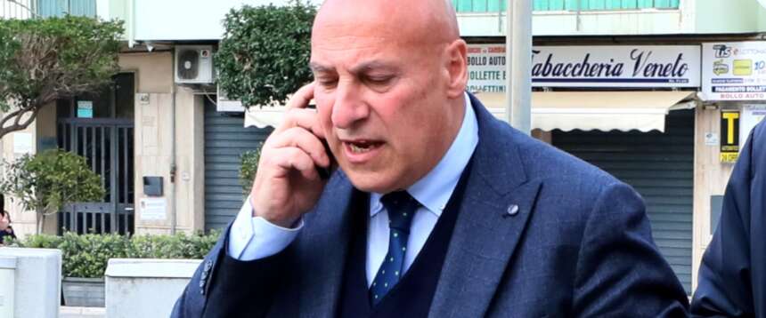 Crotone, si dimette il sindaco dopo aver aggredito un consigliere: “So che le scuse non bastano”