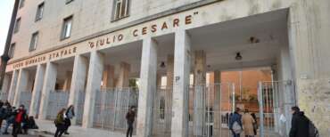 Nei bagni maschili del liceo Giulio Cesare di Roma la comparsa choc di una lista stupri, un elenco con nomi e cognomi di studentesse da violentare