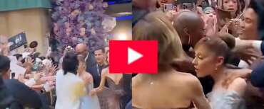 Spavento per Ariana Grande a Singapore: un uomo la strattona dopo aver eluso le barriere di sicurezza (video)