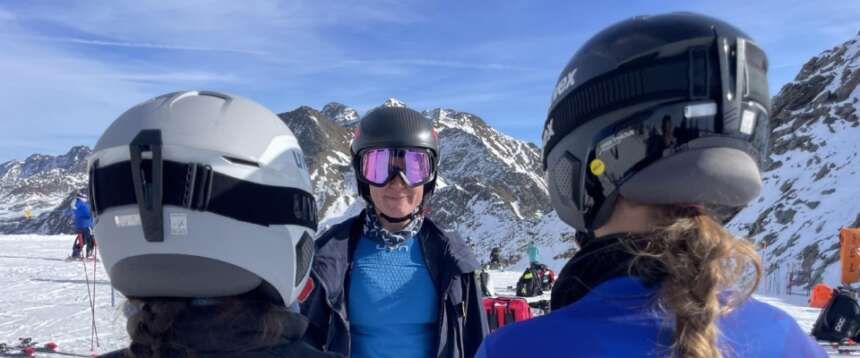 Casco da sci obbligatorio per affrontare le piste invernali: per chi lo rifiuta c’è una multa salata da 150 euro