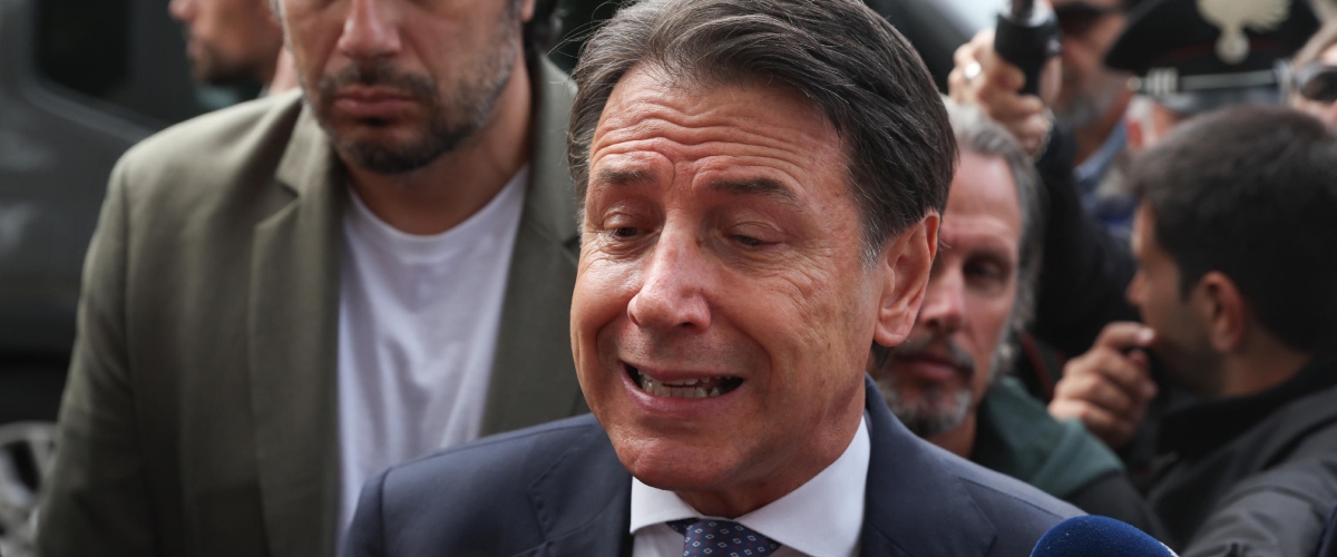 Conte complottista è tutto da ridere: “Meloni alta nei consensi perché ha una mostruosa concentrazione di tv e giornali” Conte complottista è tutto da ridere: “Meloni alta nei consensi perché ha una mostruosa concentrazione di tv e giornali”