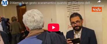“Scudetto alla Roma?”. D’Alema non si trattiene e fa un gesto scaramantico che fa il giro del web (video)