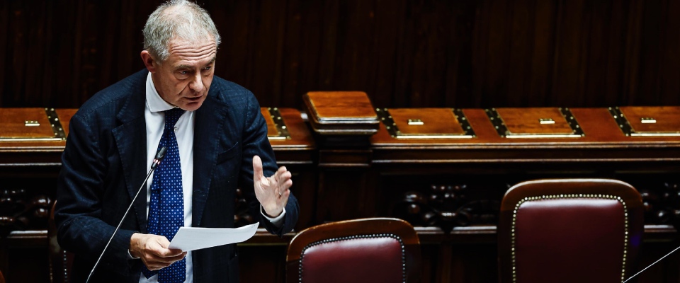 Urso gela i sindacati catastrofisti sull’Ex Ilva: “Investiamo sulla formazione dei lavoratori e sulla conversione green”