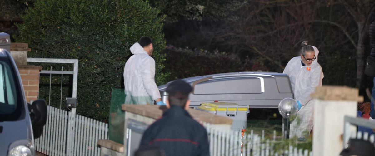 Duplice dramma a Città della Pieve, uccide la compagna e si toglie la vita con la stessa pistola. Ed è giallo sull’arma Duplice dramma a Città della Pieve, uccide la compagna e si toglie la vita con la stessa pistola. Ed è giallo sull’arma