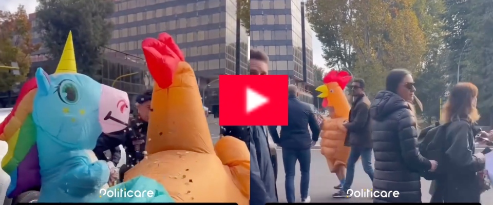 Flash mob imbarazzante di +Europa: attivisti travestiti da animali alla conferenza sulle droghe (video) Flash mob imbarazzante di +Europa: attivisti travestiti da animali alla conferenza sulle droghe (video)