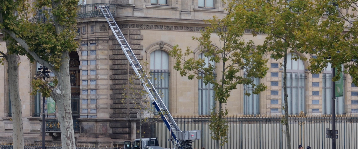 Furto al Louvre, le indagini proseguono e il giallo si allarga: altri 4 arresti per il colpo da 88 milioni. Ma il tesoro resta fantasma