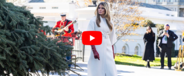 Melania accende il Natale: alla Casa Bianca arriva l’albero alto 8 metri (Video)