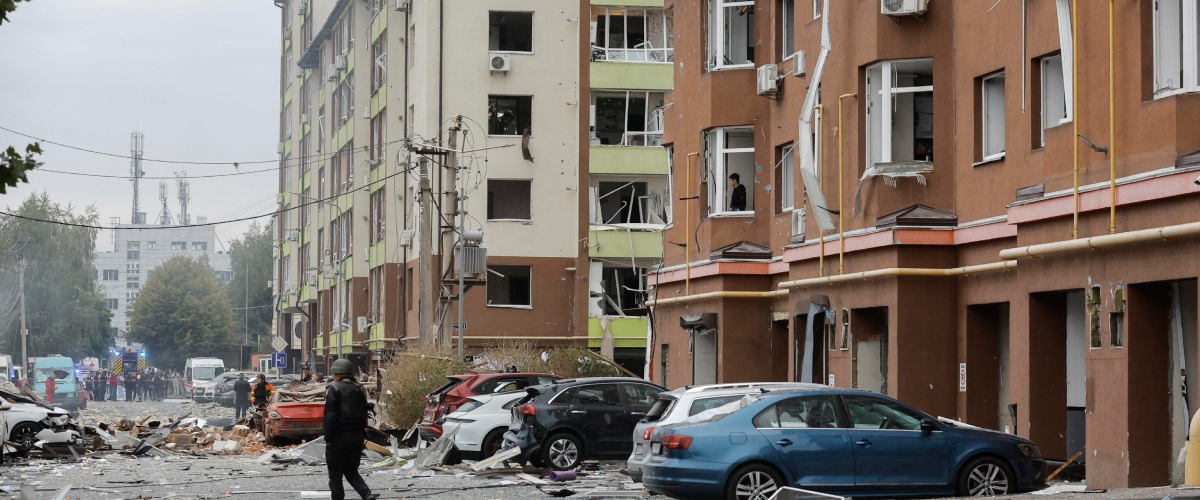 Inferno su Kiev: 430 droni e 18 missili nella notte, 4 morti e 25 feriti. Controffensiva ucraina su una raffineria russa