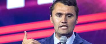 Chi ha paura di Charlie Kirk? Azione universitaria vuole dedicargli un’aula a Ferrara, ma l’ateneo frena