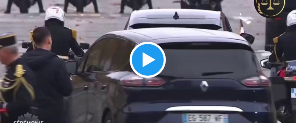 Macron saluta le persone per il Giorno dell’Armistizio, ma le strade sono semivuote e nessuno se lo fila (video) Macron saluta le persone per il Giorno dell’Armistizio, ma le strade sono semivuote e nessuno se lo fila (video)