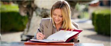 Garofani appassiti dalla realtà: la destra al governo fa paura solo agli ultrà dello status quo