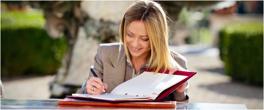 Garofani appassiti dalla realtà: la destra al governo fa paura solo agli ultrà dello status quo