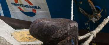 Migranti, la Ong Mediterranea approda di default alla banchina di Porto Empedocle, ma il punto di sbarco assegnato e a Livorno