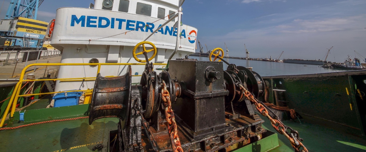 migranti dopo l8217entrata in porto forzata in sicilia e non a livorno scatta il fermo per mediterranea e parte il piagnisteo della ong
