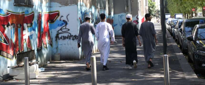 Migranti, l’inchiesta di Rete 4 sui clandestini che entrano in Italia comprando finti permessi di lavoro per entrare, e non per lavorare