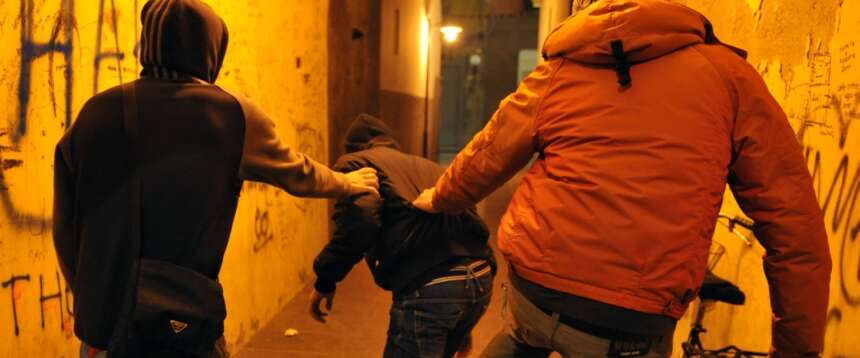 Milano, baby gang in azione pesta, accoltella e rapina uno studente 22enne e poi cerca like sui social rilanciando online la violenza delle sue gesta