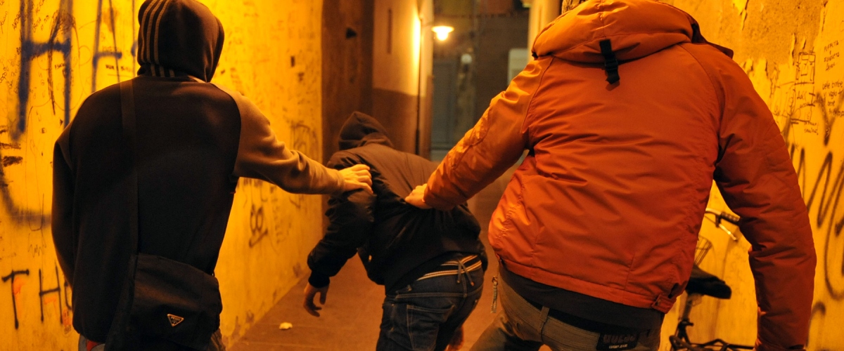 “Speriamo che schiatti” e “facciamoci una storia Instagram”: il cinismo della baby gang che accoltella per 50€ e cerca like sui social “Speriamo che schiatti” e “facciamoci una storia Instagram”: il cinismo della baby gang che accoltella per 50€ e cerca like sui social