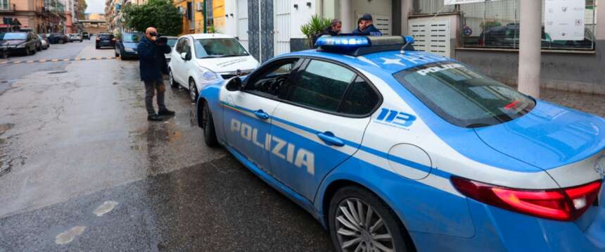 Napoli, 19 morto per un colpo di pistola sparato alla fronte mentre è in auto con amici