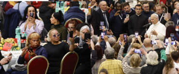 Il Papa a pranzo con i poveri e una cinquantina di trans, nel segno di Bergoglio. “Ma davvero il Vaticano ci vuole qui?”