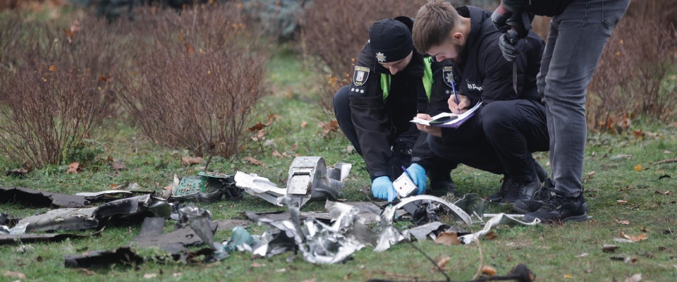 Raid russo su Kiev, due morti e 600mila persone senza elettricità. Zelensky: “Individuare le misure per la fine della guerra”