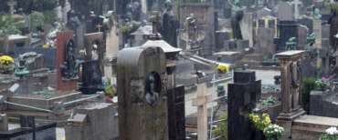 Sfregio ai defunti al cimitero di Milano: dipendenti comunali rubavano gioielli ai morti. L’indagine partita dalla denuncia di alcuni familiari
