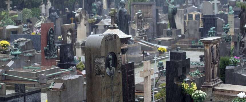 Sfregio ai defunti al cimitero di Milano: dipendenti comunali rubavano gioielli ai morti. L’indagine partita dalla denuncia di alcuni familiari