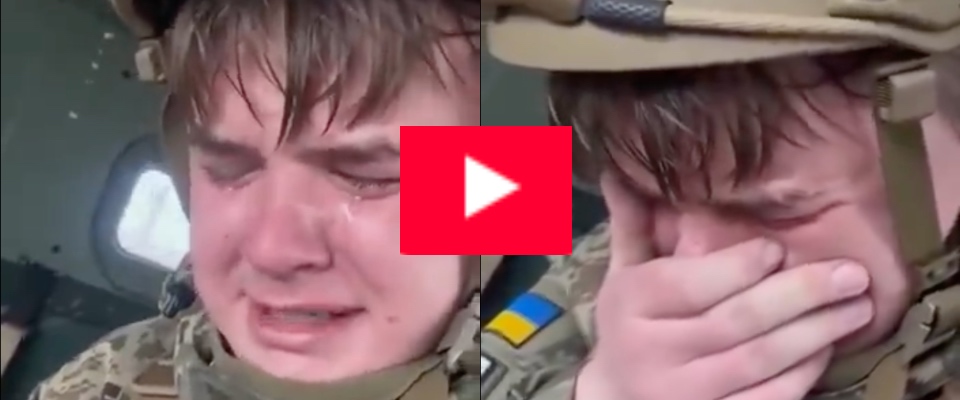 Il video del soldato ucraino in lacrime è un fake ma diventa virale sui social. E TikTok cancellato chi l’ha condiviso (video)