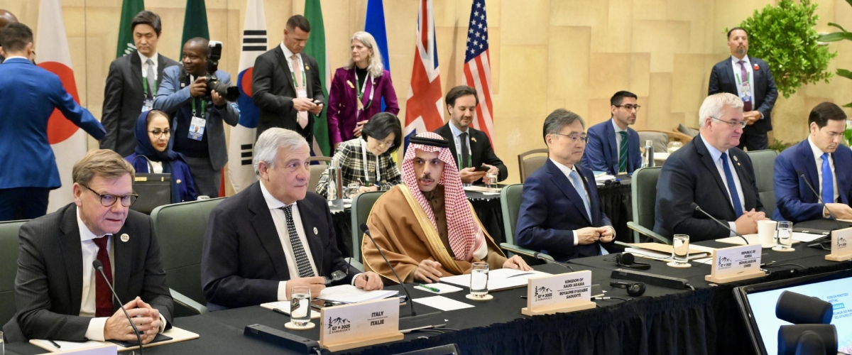 Tajani al G7, l’Italia in prima linea per la pace da Kiev a Gaza passando per il Venezuela, con una promessa: riporteremo Trentini a casa