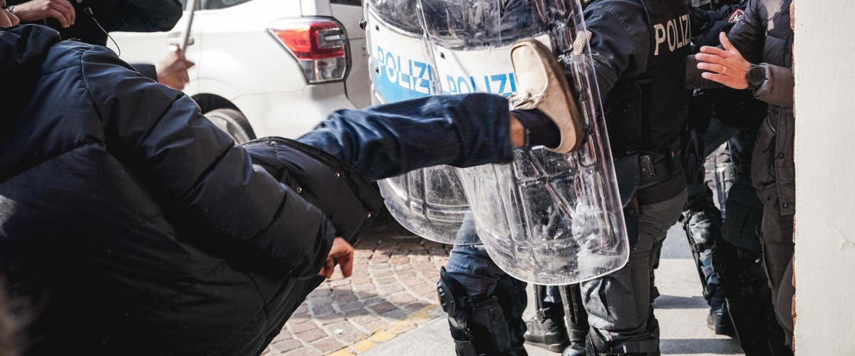 no meloni day torino pesta gli agenti e fugge da mamma askatasuna violento e recidivo ma il giudice lo grazia solo obbligo di firma