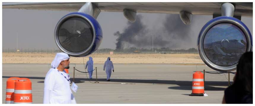 Airshow di Dubai finisce in tragedia: caccia indiano si schianta davanti alla folla (video)