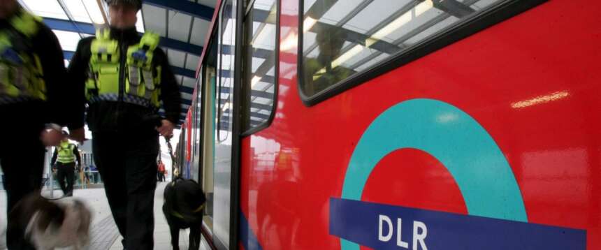 Passeggeri accoltellati sul treno verso Londra: 9 feriti gravi, due fermati. Indaga l’antiterrorismo Passeggeri accoltellati sul treno verso Londra: 9 feriti gravi, due fermati. Indaga l’antiterrorismo