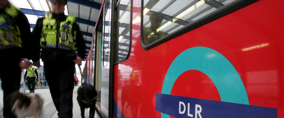 Passeggeri accoltellati sul treno verso Londra: 9 feriti gravi, due fermati. Indaga l’antiterrorismo