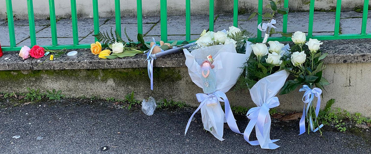 Bambino soffocato dalla felpa all’asilo, la maestra che lo ha soccorso non è indagata. Si indaga sul piccolo bosco “labirinto” Bambino soffocato dalla felpa all’asilo, la maestra che lo ha soccorso non è indagata. Si indaga sul piccolo bosco “labirinto”