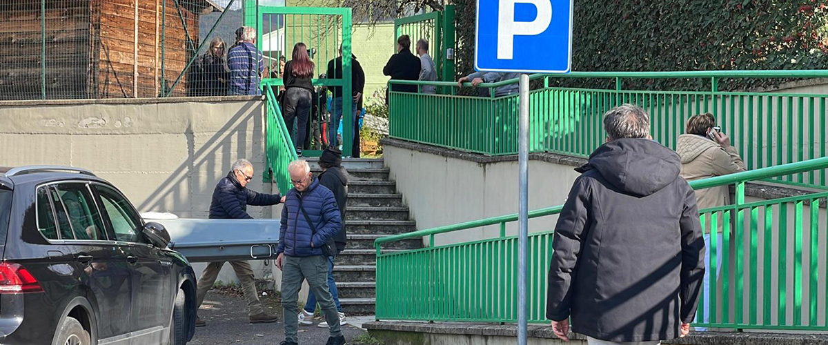 Bambino soffocato dalla felpa all’asilo, cinque maestre indagate. Una di loro urla: “Voglio morire anch’io”