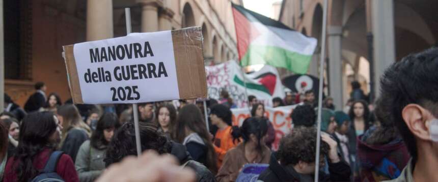 Una manifestazione dei collettivi bolognesi