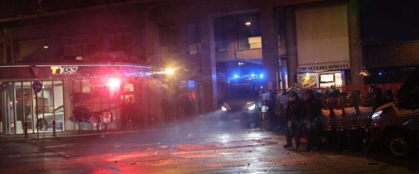 Bologna ostaggio dei Pro-Pal schierati contro Virtus-Maccabi di basket: scene di guerriglia (video)
