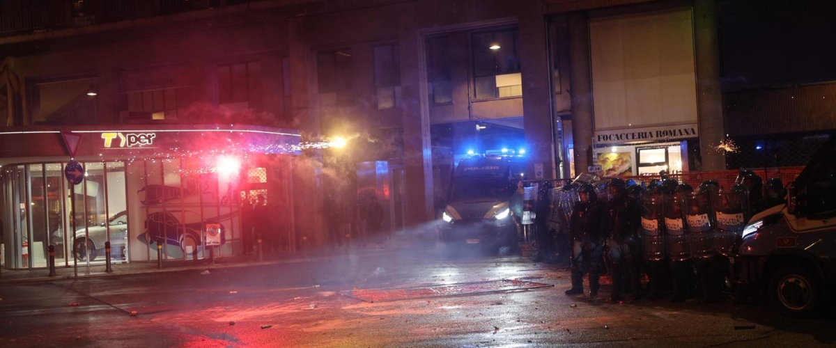 Bologna ostaggio dei Pro-Pal schierati contro Virtus-Maccabi di basket: scene di guerriglia (video)
