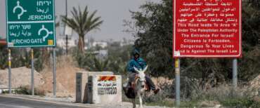 Tre attivisti italiani malmenati in Cisgiordania dai coloni israeliani. Tajani: “Sono stati trasferiti in un luogo più sicuro”