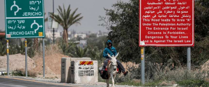 Tre attivisti italiani malmenati in Cisgiordania dai coloni israeliani. Tajani: “Sono stati trasferiti in un luogo più sicuro”