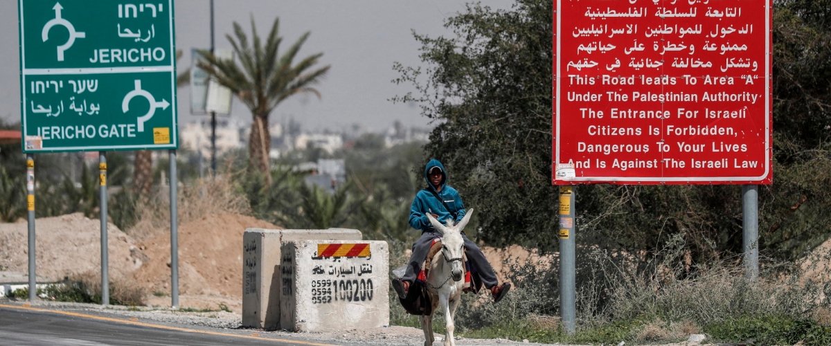 tre attivisti italiani malmenati in cisgiordania dai coloni israeliani tajani sono stati trasferiti in un luogo pi249 sicuro