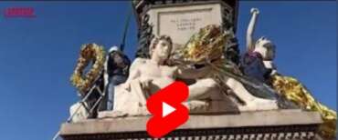 Gli eco-vandali di “Extinction Rebellion” in azione a Torino contro la statua di Cavour