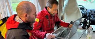 Ritrovato distrutto e incendiato l’elicottero precipitato nell’Aretino. Proseguono le ricerche dei due passeggeri